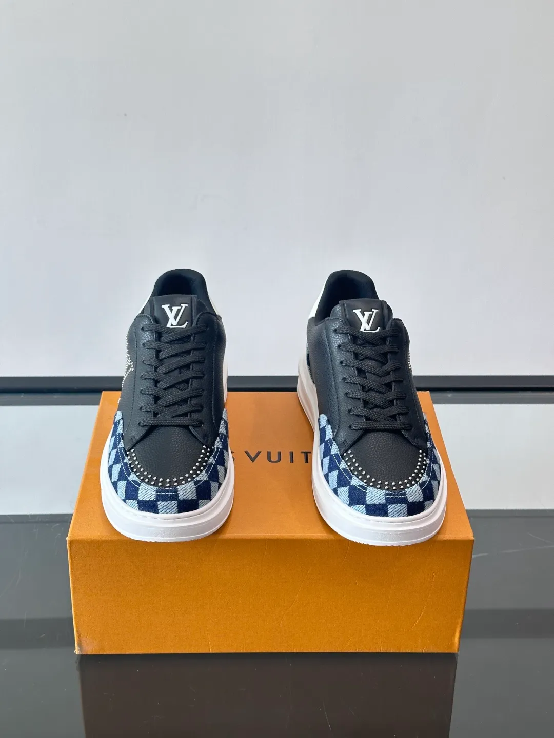 Men's shoes 💰p400 "＊OUIS ＊UITTO＊" new men's casual shoes, made of cowhide material, breathable and comfortable! The upper has the classic LV logo, and the sole is made of T men's shoes 💰pU material, which is wear-resistant and has strong grip. The blue and white color scheme + checkerboard details are fresh and have a street feel. It is very suitable for spring and summer. It can be easily used for daily commuting and leisure. It is very fashionable to wear with shorts, T-shirts or jeans. It is both fashionable and practical. size：38-44